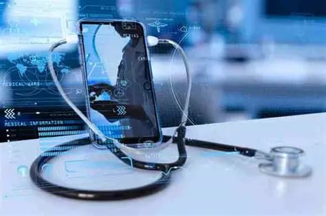 Medico che consulta una cartella clinica digitale
